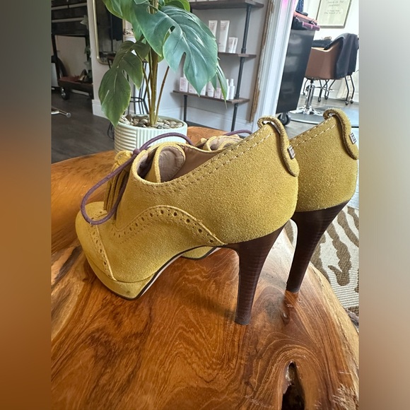 Tommy Hilfiger yellow tassel, saddle, shoes, heels, perfect condition size 7 1/2 - Picture 2 of 3